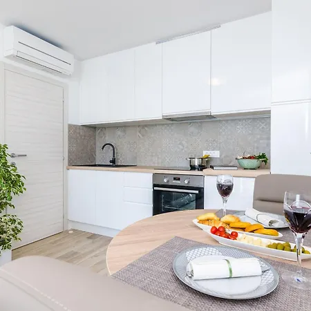 Lazarin - One Bedroom With Balcony And Sea View 2 Mali Apartment