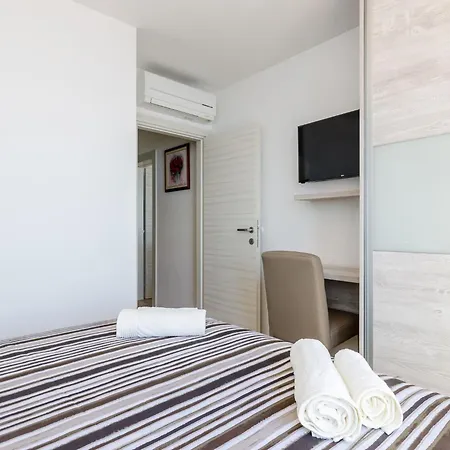 Lazarin - One Bedroom With Balcony And Sea View 2 Mali Apartment